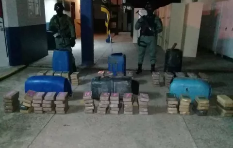 Hallan 140 paquetes de drogas en tanques plásticos y restos óseos en Veracruz