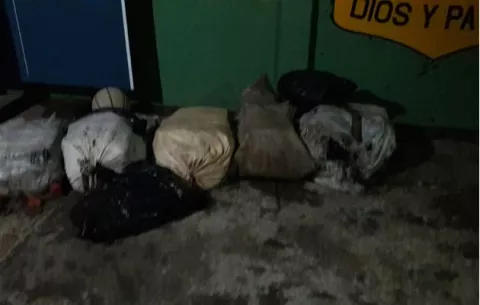 Padres junto a sus niños de uno y cuatro año fueron detenidos cuando traficaban droga