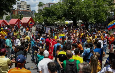 Cientos venezolanos varados en norte Ecuador pese a eliminación pasaporte