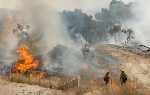 Bomberos están cerca de controlar la mitad del incendio Holy en California