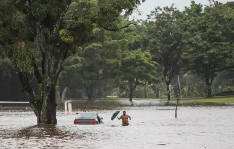 El huracán Lane causa inundaciones, apagones y cortes de carreteras en Hawái