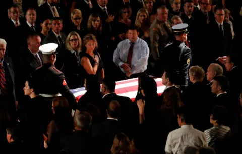 El féretro de John McCain llega a Washington para tres días de tributos