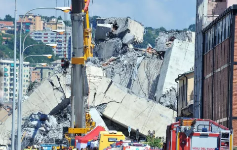 De 10 a 20 desaparecidos deja derrumbe del puente, teme el fiscal