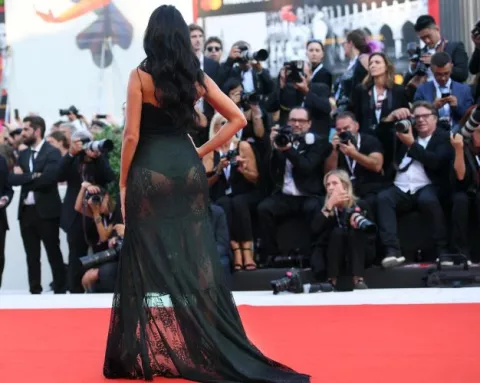 Novia de Cristiano Ronaldo la rompe en Festival de Venecia con vestido transparente
