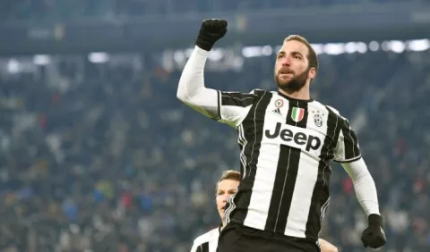 Pipita Higuaín sale de la Juventus y cobrará más en el Milan