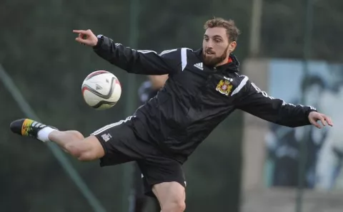 Futbolista que apoya a gays cierra su cuenta de Facebook por amenazas