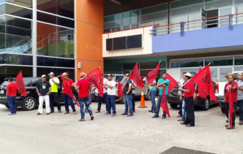 Trabajadores exigen pago de prestaciones adeudadas hace 20 meses