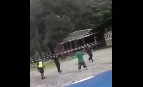 Sujeto amenaza a policías con machete e intenta degollarse