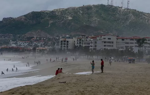 John se degrada a huracán categoría 1 y se prevén tormentas en México