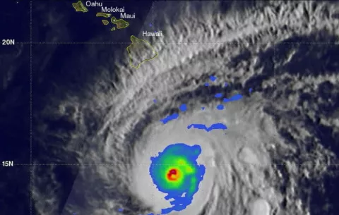 Huracán Lane cerca de Hawái con olas de hasta seis metros de altura 