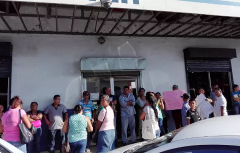 Usuarios del Idaan en La Chorrera se toman las instalaciones, exigen agua