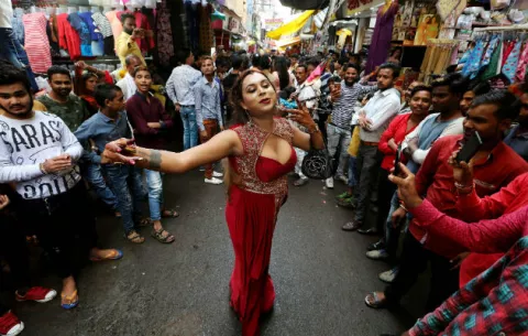 [video] Transexuales se engalanan y rezan por la llegada de la lluvia en la India
