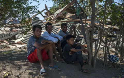 Miles de supervivientes aguardan ayuda tras el fuerte sismo en Indonesia