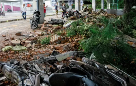 Al menos 19 muertos en un terremoto de magnitud 7 en Indonesia