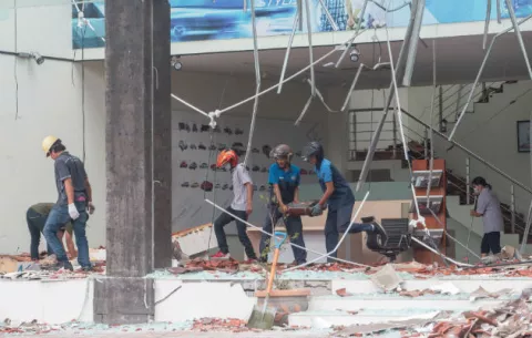 Suben a 91 los muertos por el terremoto en Indonesia