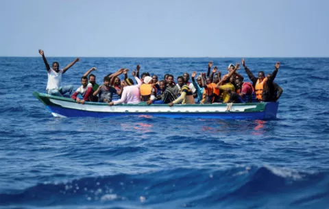 Aquarius pide a la UE un puerto seguro y cercano para llevar 141 inmigrantes