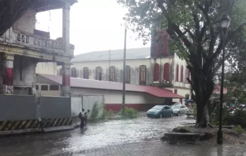Calles y avenidas inundadas por fuertes lluvias en ciudad de Colón