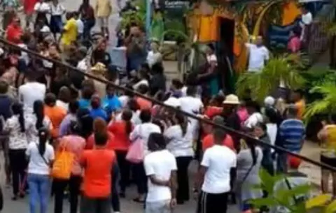 Revulú en medio de protesta de boteros por abandono en Isla Colón