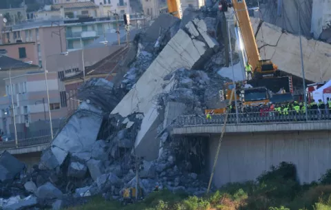 Suben a 37 los muertos por el derrumbe de un puente de Génova