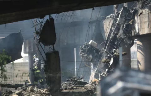 Al menos un muerto y más de 60 heridos en la explosión de un camión en Italia