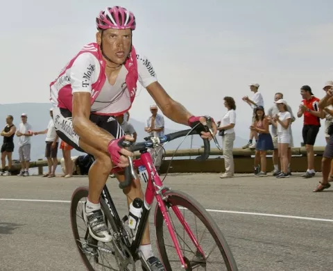 Exganador del Tour de Francia no quedó "satisfecho" con los servicios sexuales de una prostituta y la golpeó