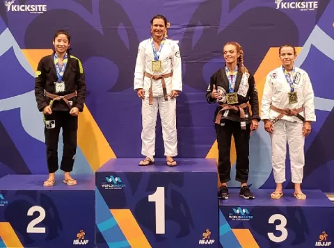 Panameña Jennisín Rosanía logra oro en campeonato mundial de Jiu Jitsu
