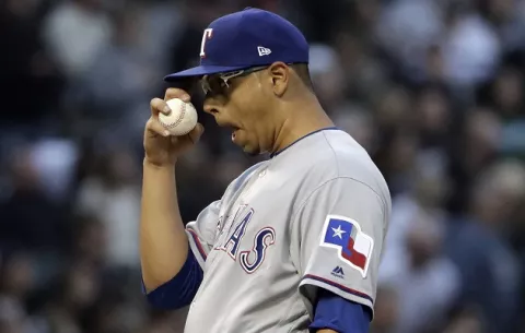 Ariel Jurado se va sin decisión en juego con impresionante triple play de Texas