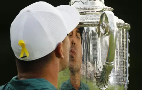 Koepka sobrevive al embate de Tiger Woods y se lleva el PGA Championship