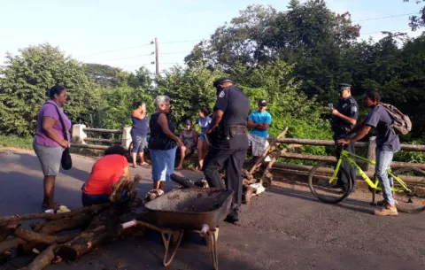 Salen a protestar en La Rabelo por aguas negras, olores y mosquitos