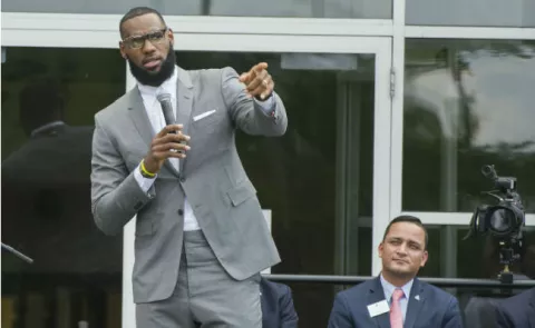 Trump se mofa de LeBron James, que inauguraba una escuela para niños 