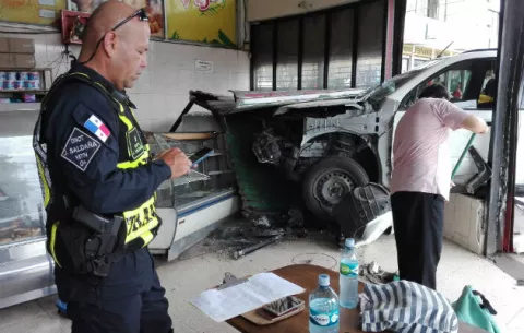 Mujeres se estrellan contra local comercial en Capira