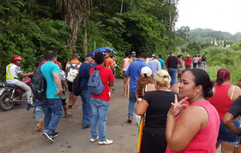 Residentes de Loma Cová protestan por agua potable y la reparación de las calles
