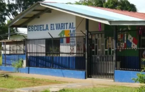 Descontento causó que maestro acudiera a escuela vestido de mujer