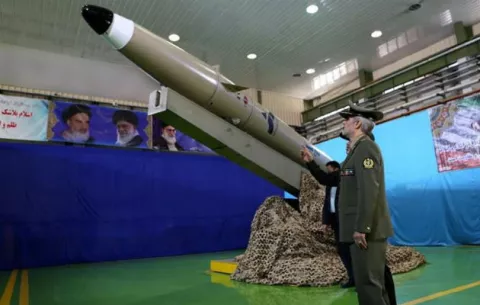 Irán presenta un nuevo misil balístico capaz de evadir radares
