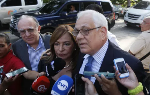 Balbina Herrera y Mitchell Doens piden a Martinelli $50 millones