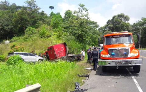 Tripe colisión en la ciudad de Colón deja un muerto y dos heridos