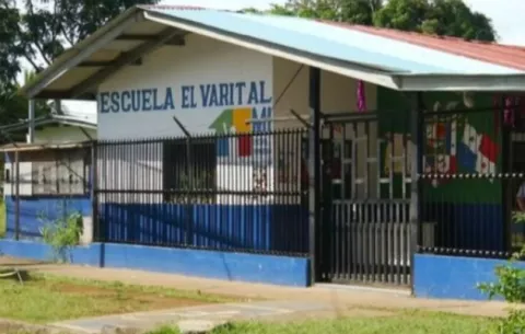 Practicante vestido de mujer es un tema de la universidad que lo asignó, asegura Meduca