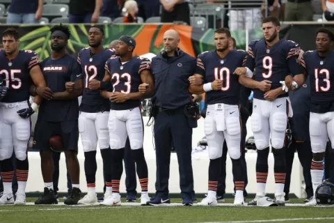 Jugadores de la NFL desafían a Trump y protestaron durante al himno nacional