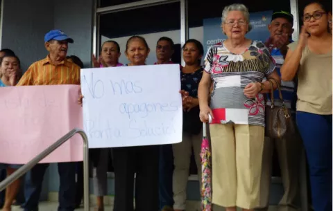 Pobladores de Los Santos se quejan de los constantes apagones 