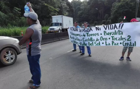 Vuelven a protestar por falta de agua, los residentes en Loma Cová