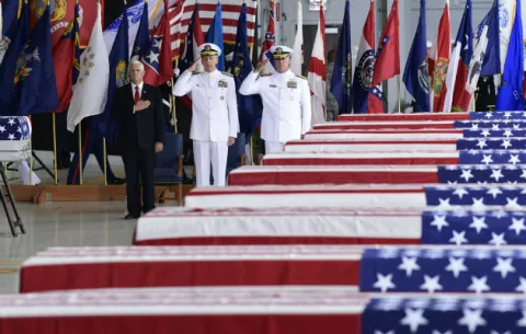 Pence recibe restos de soldados caídos en Guerra de Corea
