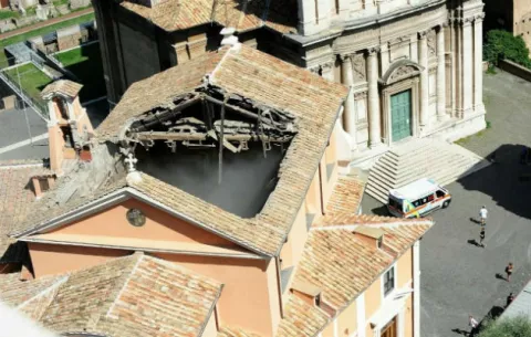 Cae el techo de la iglesia construida sobre la Cárcel Mamertina en Roma