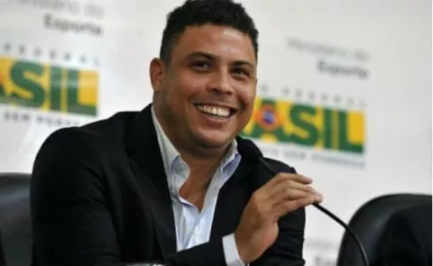 Brasileño Ronaldo agradece la atención a los médicos desde su casa
