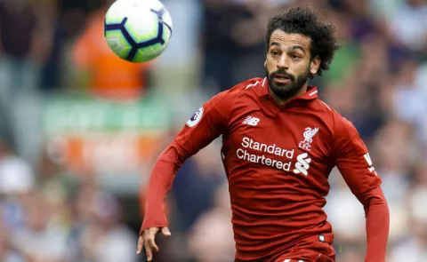 Salah, denunciado por Liverpool a la policía, por usar el celular conduciendo
