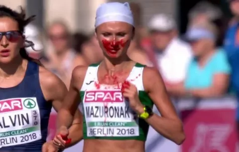 Cubierta de sangre, atleta gana la medalla de oro en  maratón