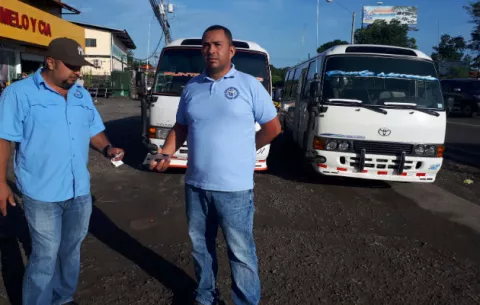 Transportista se encadena en la gobernación de Santiago