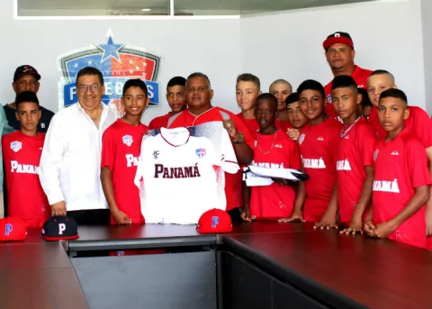 Selección U12 de Panamá que competirá en el premundial recibe el Pabellón Nacional