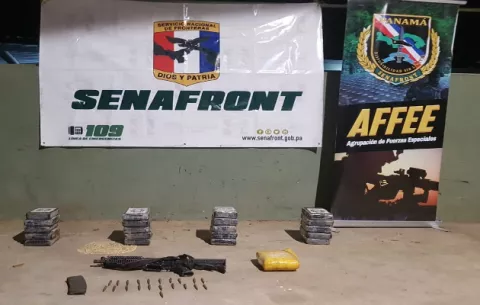 Senafront incauta 21 paquetes de supuesta sustancia ilícita y un fusil