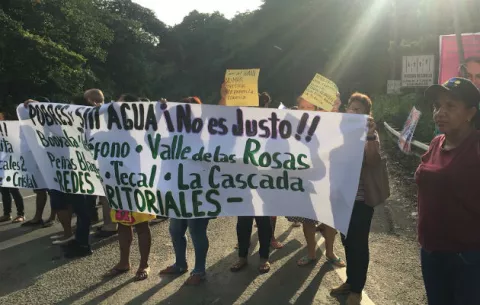 Cierran vía en Loma Cova por falta de agua
