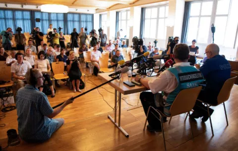 Mueren 20 personas al estrellarse un avión militar antiguo en Suiza